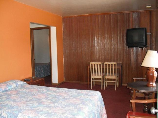 Broadway Motel Des Moines Altoona Room photo